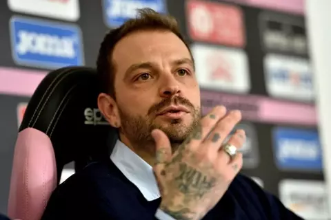 السلطات تشتبه بانتحاره.. العثور على رئيس نادٍ إيطالي سابق متوفيًا في منزله